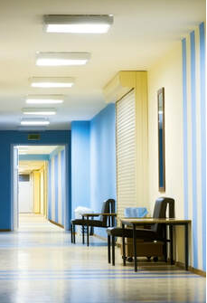 Corridor dans un hôpital du Centre-du-Québec. Les murs sont bleu et jaune et ont été peints par Peintre Victoriaville.
