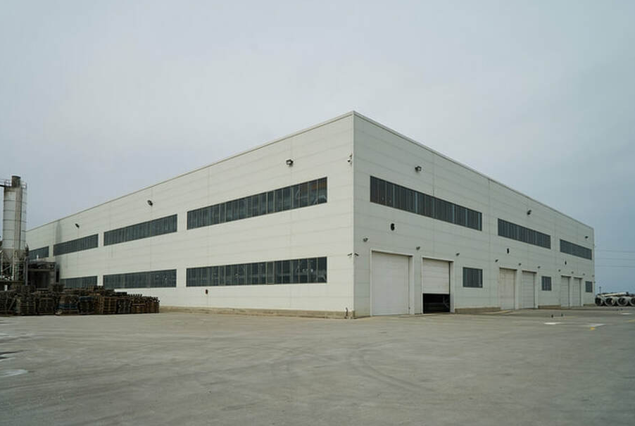 Extérieur d'une grande usine dans un secteur industriel à Victoriaville.