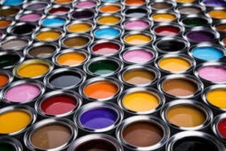 Une panoplie de pot de peinture ouverts avec différentes couleur à Victoriaville.